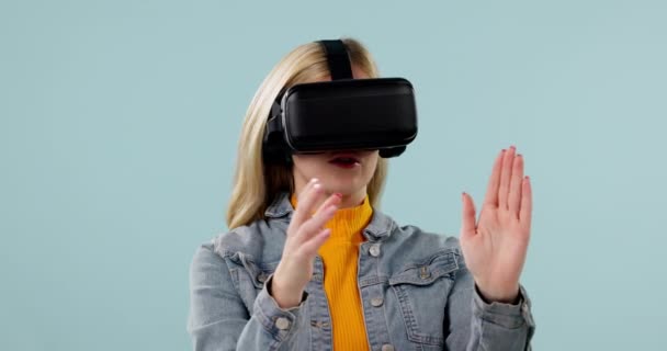 Wirtualna Rzeczywistość Kobieta Niespodzianka Doświadczeniem Przewiń Metawersum Przyszłej Technologii Niebieskim — Wideo stockowe