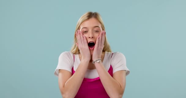 Verrassing Opgewonden Gezicht Van Vrouw Blauwe Achtergrond Voor Goed Nieuws — Stockvideo