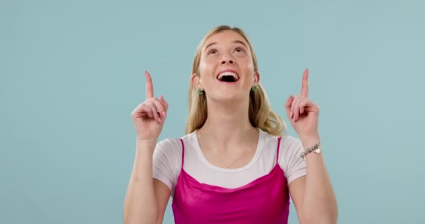 Face Smile Woman Pointing Studio News Announcement Information Blue Background — Stock Video