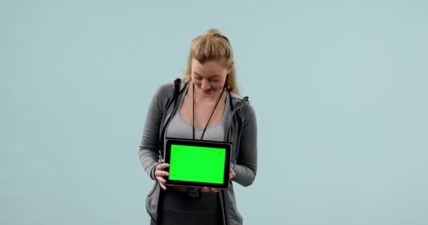 スタジオのウェブサイトのモックアップ付きタブレットに緑色のスクリーンを持つパーソナルトレーナー フィットネス ブルーバックの技術発表によるエクササイズプランのためのハッピーな人やコーチの肖像画 — ストック動画