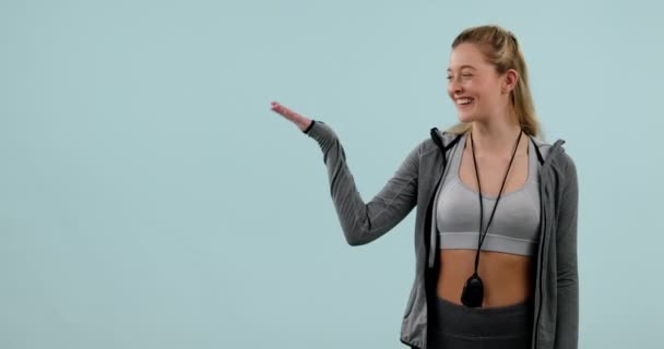 Fitness Glücklich Und Frau Zeigen Auf Handfläche Studio Isoliert Auf — Stockvideo