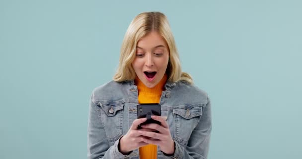 Student Kvinna Wow Och Telefon För Sociala Medier Falska Nyheter — Stockvideo