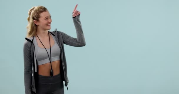 Fitness Cara Feliz Mulher Apontando Para Espaço Mockup Estúdio Isolado — Vídeo de Stock