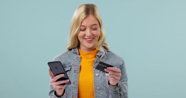 Credit Card Smartphone Commerce Met Vrouw Studio Fintech Betaling Blauwe — Stockvideo