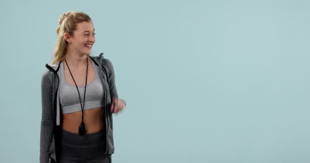 Fitness Lächeln Gesicht Und Eine Frau Die Auf Eine Attrappe — Stockvideo