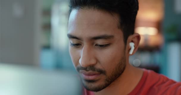 Hombre Sonrisa Lectura Portátil Con Auriculares Investigación Éxito Alivio Presentación — Vídeos de Stock