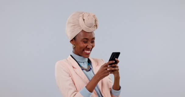 ビジネス女性 勝者と電話の成功 お祝いと勝利ボーナス オンライン競争やスタジオでのニュース モバイルチャット ソーシャルメディアのプレゼント ホワイトバックグラウンドでハッピーアフリカの労働者 — ストック動画