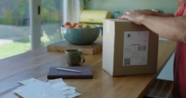 Commerce Thuis Man Unboxing Pakket Van Koerier Post Logistiek Service — Stockvideo