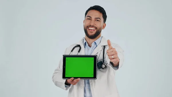 平板绿色屏幕和大拇指向上 成功或医疗保健支持 谢谢你 喜欢工作室里的情调 数字远程保健医生的脸 白色背景上的跟踪标记 — 图库照片