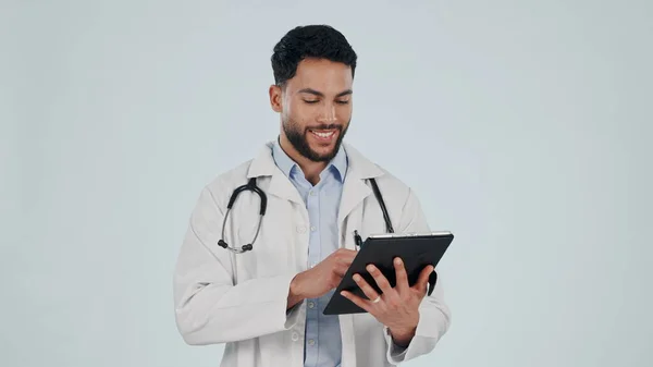 Médico Homem Tablet Para Serviços Saúde Mídia Social Software Clínica — Fotografia de Stock