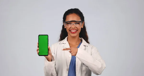 用于广告 研究应用程序或白色背景信息的工作室中的妇女 科学家和绿色手机屏幕 科学或指向跟踪智能手机上的标记以获得数据结果 — 图库照片