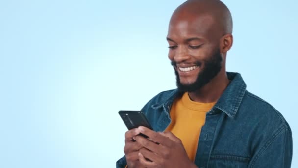 Τηλέφωνο Εκπαίδευση Μέσα Κοινωνικής Δικτύωσης Ένα Μαύρο Φοιτητή Μπλε Φόντο — Αρχείο Βίντεο