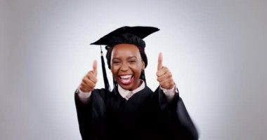Mutlu siyahi kadın, mezuniyet ve başarılar, başarı ya da eğitim, stüdyo geçmişine karşı. Afrikalı veya öğrenci portresi, dans ve gülümseme emoji gibi, evet işareti ya da tamam.