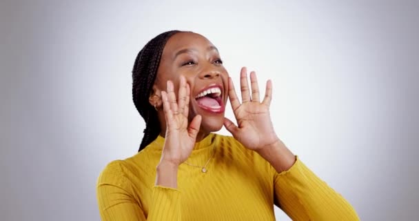 公告和黑人妇女尖叫在工作室为即将到来 销售或赠送灰色背景 具有晋升信息 机会或声音的呐喊 面对和非洲女性模式 — 图库视频影像