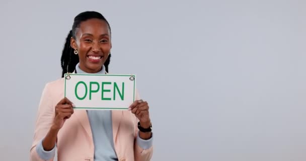 快乐的黑人妇女 小企业和开放的标志指向在工作室背景下的模拟空间 非洲女性面带微笑的画像 并展示可随时提供服务的广告牌或海报 — 图库视频影像