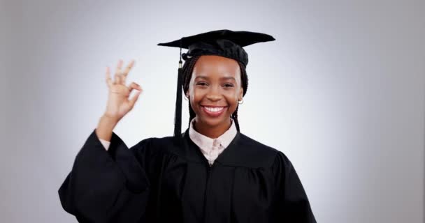 Zwarte Vrouw Gelukkig Bij Diploma Uitreiking Teken Gezicht Universiteit Onderwijs — Stockvideo
