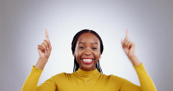 スタジオで黒人女性のダンス ハンドポインティング ニュース 灰色の背景に関する情報 肖像画 アフリカの女性モデル お祝いのエネルギーまたはすぐに取引に来る — ストック動画