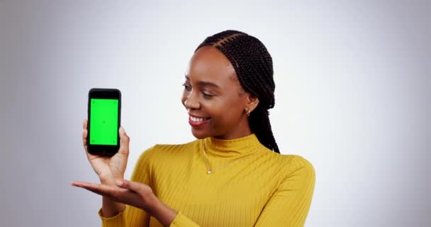 智能手机 绿色屏幕和黑人女性在社交媒体 新闻或同意灰色背景的工作室中手牵手 模特和女模特肖像展示平台 报名或联系方式 — 图库视频影像