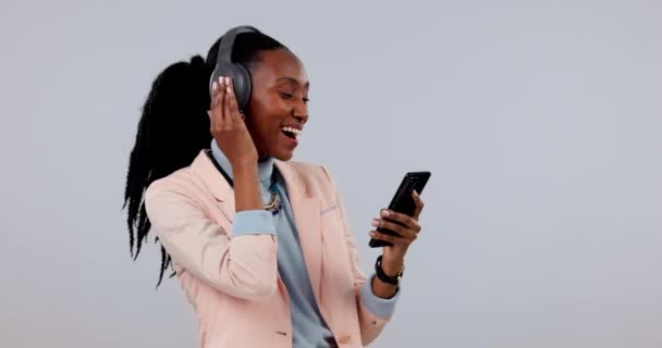 ビジネス女性 ヘッドフォン ストリーミングサービスで歌ったり幸せな音楽 スタジオでのプレミアムサブスクリプション アフリカの労働者は ホワイトバックグラウンドでオーディオエレクトロニクスまたはモバイルラジオを聞く — ストック動画
