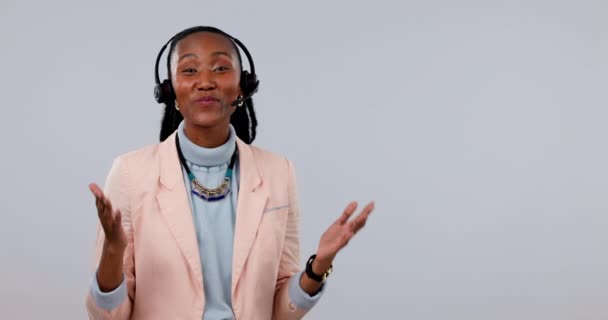 ハッピーブラック女性 コールセンター ヘッドホン スタジオの背景に対する顧客サービスのモックアップ アフリカ人女性の肖像画 コンサルタントまたはエージェントの笑顔オンラインアドバイスやテレマーケティング — ストック動画