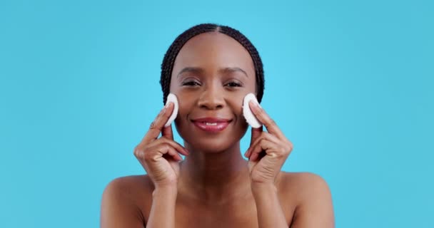 Mujer Africana Almohadilla Algodón Cuidado Piel Estudio Limpieza Cara Feliz — Vídeo de stock