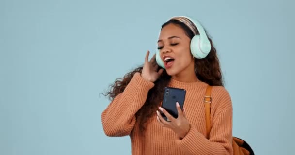 Student Telefon Kobieta Tańcząca Słuchawkami Studio Internetem Plecakiem Młoda Osoba — Wideo stockowe