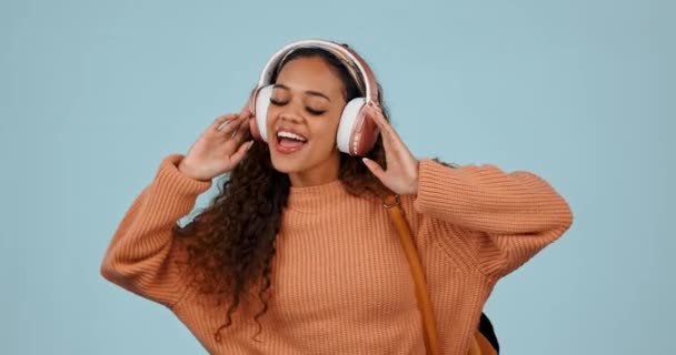 Fejhallgató Táncos Boldog Női Hallgató Zenével Rádióval Elszigetelt Stúdió Kék — Stock videók