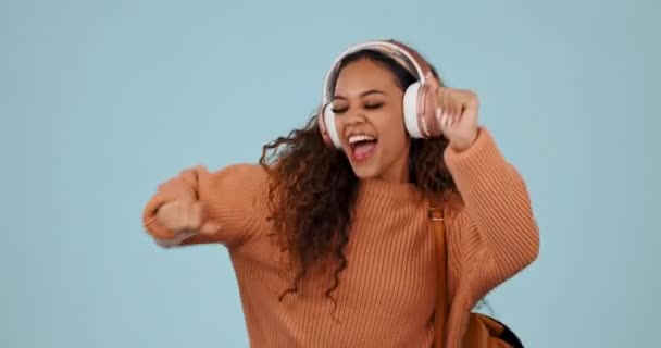 Kulaklık Dans Müzik Radyo Stüdyo Mavi Arka Planda Izole Edilmiş — Stok video