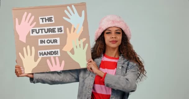 Protesta Futuro Póster Con Una Mujer Activista Estudio Sobre Fondo — Vídeos de Stock