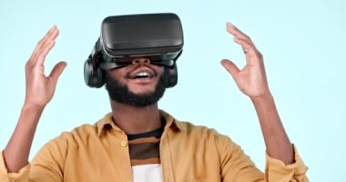 Sanal gerçeklik gözlükleri, dijital uygulamalı gelecekteki ve siyahi adam, artırılmış gerçeklik ya da mavi stüdyo arka planında bir yazılım. VR gözlüklü Afrikalı, oyuncu ya da model, fütürist ya da verili teknoloji.