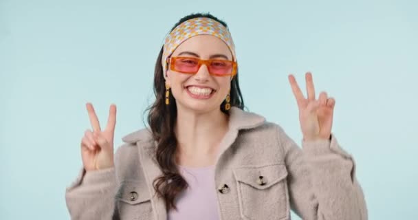 Moda Cara Mujer Con Signo Paz Para Felicidad Traje Estético — Vídeo de stock