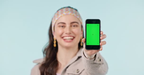 Kobieta Portret Zielony Ekran Telefonem Prezentacji Informacji Ogłoszenia Lub Wiadomości — Wideo stockowe