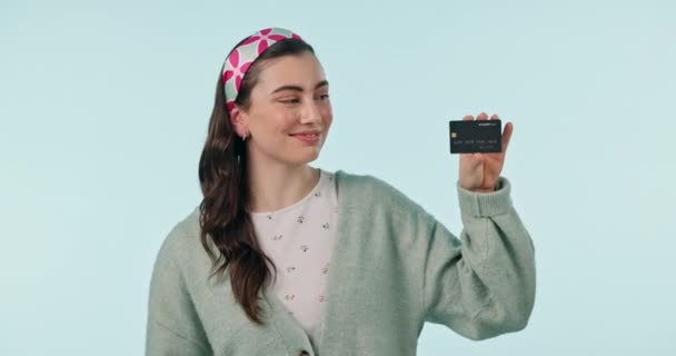 Жінка Обличчя Реклама Кредитної Картки Студії Щоб Запропонувати Рахунок Фінансування — стокове відео