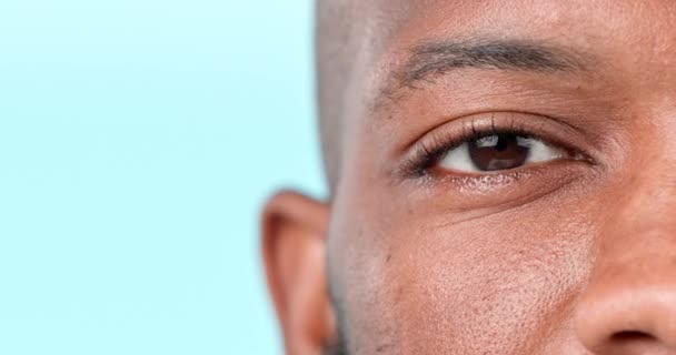 Stüdyoda Mavi Arka Planda Siyah Bir Adamın Görüş Kontak Lensler — Stok video