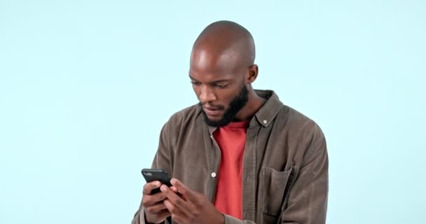 Wow Noticias Falsas Hombre Negro Con Teléfono Estudio Para Estafa — Vídeos de Stock