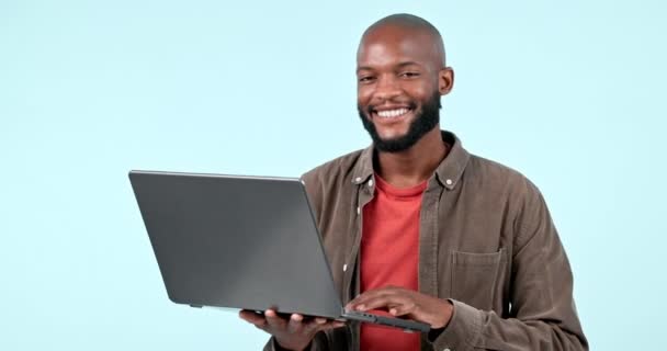 笔记本电脑 肖像画和黑人男子与笑工作室的数字营销 网页设计或创造性的搜索与互联网 用于技术支助 联网和工作研究的计算机 面部和人员 — 图库视频影像