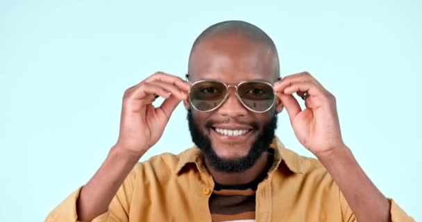 太阳镜 快乐和脸的黑人男子在工作室与时尚 凉爽和时髦的时尚 风格和自信的年轻非洲男模 面部饰物被白色背景隔离 — 图库视频影像
