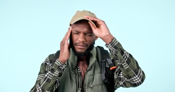 남자와 휴가와 고통과 휴가에서 불안과 스트레스와 스튜디오 하이킹 아프리카 — 비디오