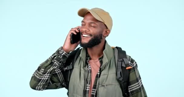 Πεζοπορία Τηλεφώνημα Μαύρος Χαμόγελο Συνομιλία Σύνδεση Μπλε Φόντο Στούντιο Αφρικανός — Αρχείο Βίντεο