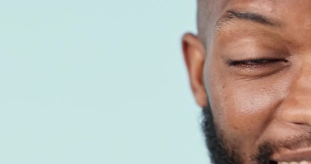 Μαύρος Και Πρόσωπο Έκπληκτη Έκφραση Για Κουτσομπολιό Ανακοίνωση Στούντιο Μπλε — Αρχείο Βίντεο