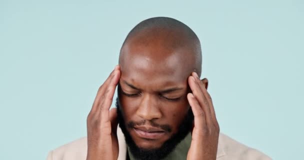 头疼和黑人男人在工作室与痛苦和倦怠的企业工作和精神健康 蓝底背景下的审计职业中焦虑和头脑模糊的脸 人和压力 — 图库视频影像