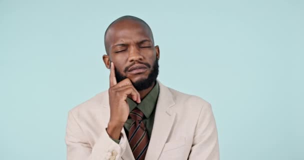 Düşünme Fikir Mutlu Siyah Adam Stüdyoda Soruları Çözümü Mavi Arka — Stok video