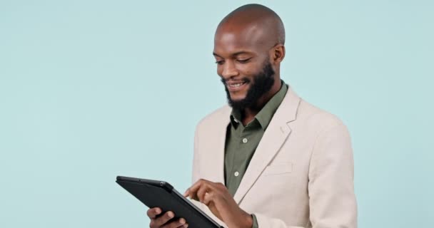 平板电脑 微笑吧 和一个在工作室里工作的黑人计划一下网络的蓝色背景 与快乐的年轻员工在网上滚动寻找信息的肖像 研究或电子邮件交流 — 图库视频影像