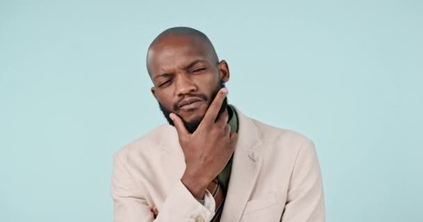 Düşünmek Fikir Sahibi Olmak Stüdyodaki Siyahi Bir Adamın Yüzünde Mavi — Stok video