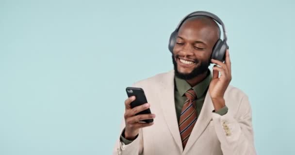 电话和跳舞与耳机在工作室互联网 能量和应用 智能手机和来自肯尼亚的专业人员 背景蓝色 在网上收听或播放音乐 — 图库视频影像