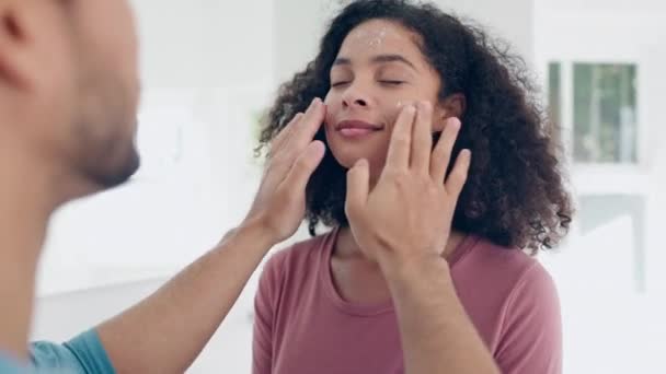 Gezicht Crème Gelukkig Man Doet Huidverzorging Voor Zijn Vrouw Badkamer — Stockvideo