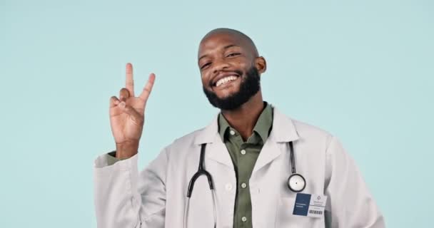 脸和医生与和平之手在演播室感谢你 支持或投票蓝色背景 志愿或投票时带有表情手势的医疗保健 肖像和非洲男性外科医生 — 图库视频影像