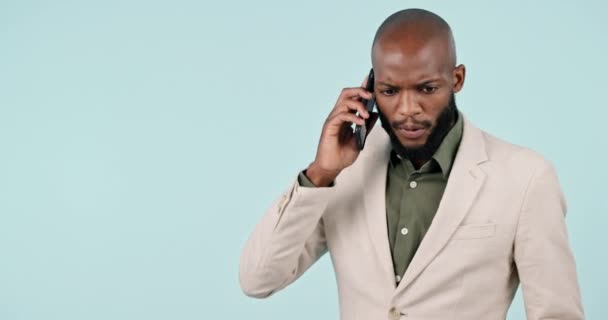 Stres Siyahi Adam Stüdyoda Kötü Eleştiri Sonuç Mavi Arka Planda — Stok video