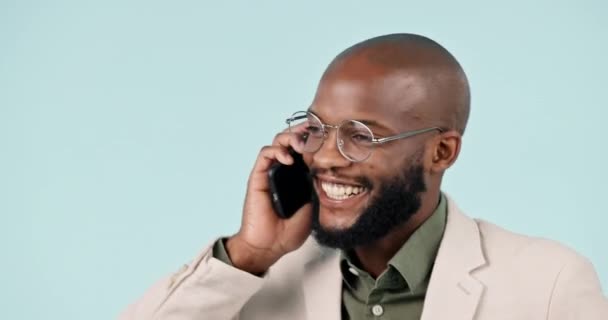 ハッピー そしてコミュニケーションのためのスタジオの背景を持つ電話で黒人の男 アフリカのビジネスマン コンタクト ネットワーキング プランニングのためのモバイルで話す — ストック動画