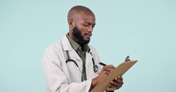 Hombre Negro Médico Escribir Portapapeles Pensando Planeando Con Lista Verificación — Vídeos de Stock